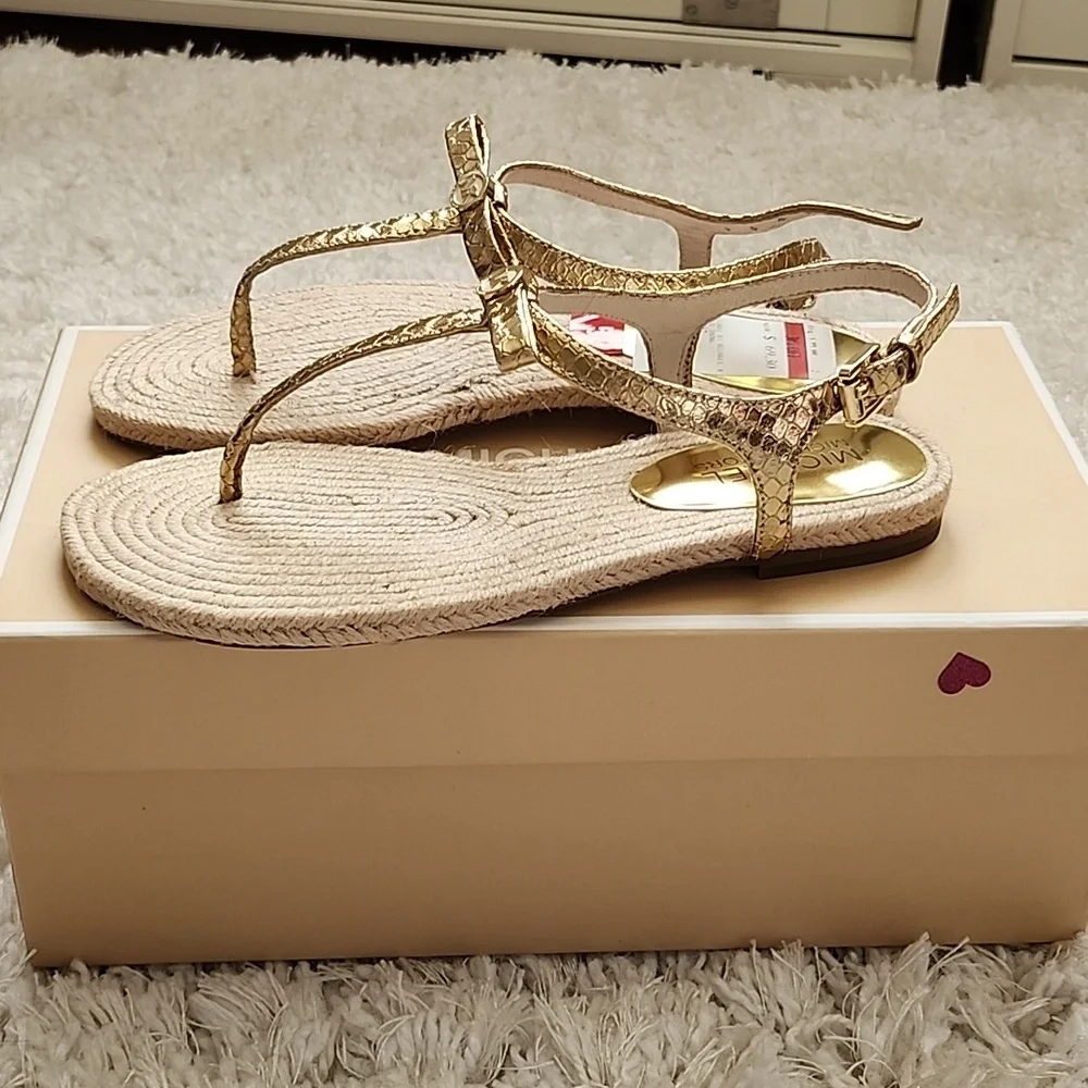 Michael Kors Josie Thong Sandal Pale Gold Metallic Size 5 - Picture 2 of 5